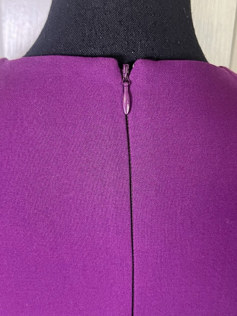 Likely Manhattan Sheath Dress Sz 2 Purple Short Sleeve Crew Neck Zipper Plum - Picture 6 of 10